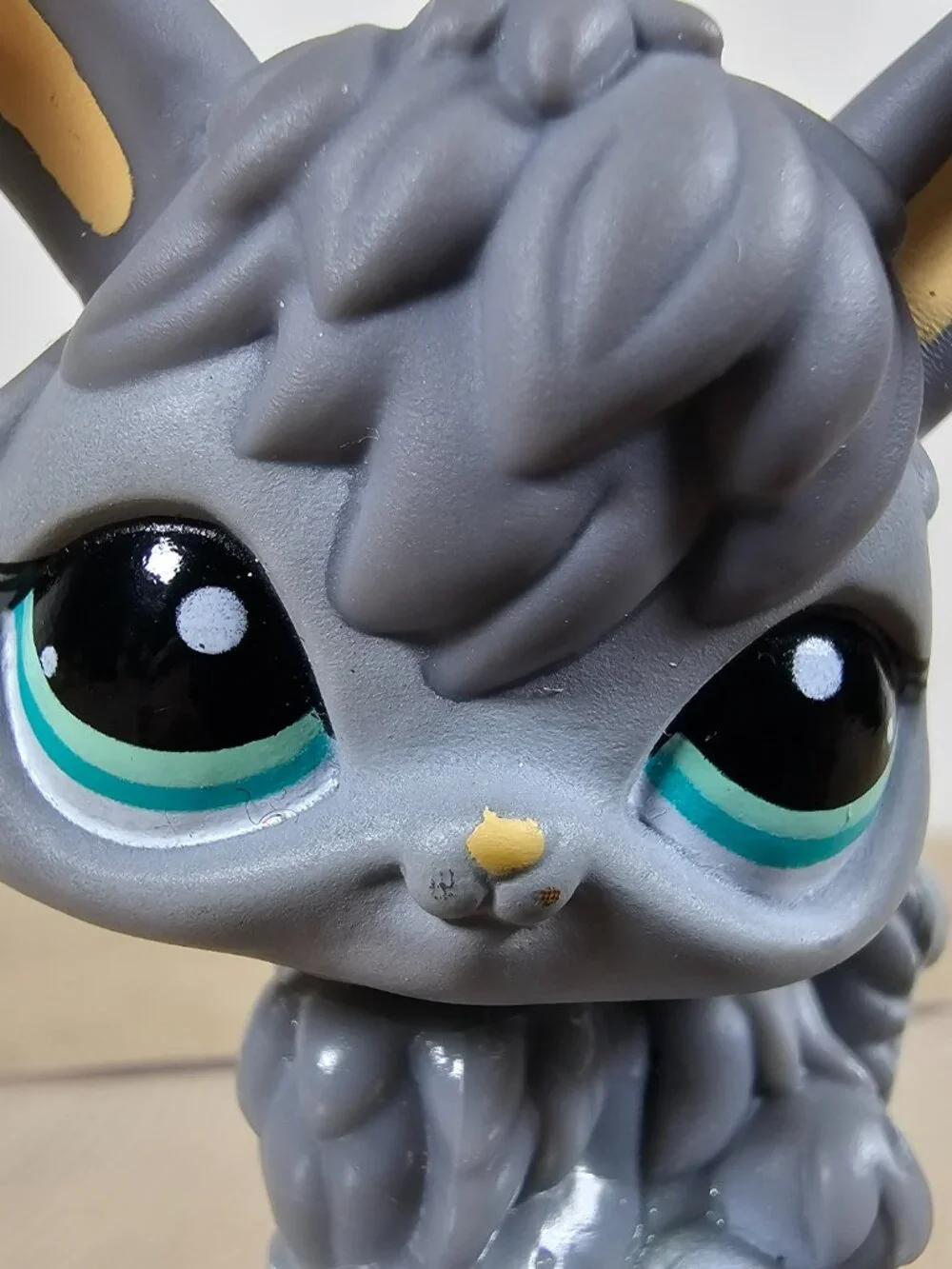 Hasbro Littlest Pet Shop #993 Angora Bunny Rabbit Gray Blue Eyes Sassiest LPS